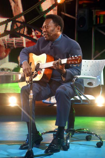 In versione cantautore si diletta alla chitarra durante un’apparizione allo show televisivo argentino “La notte del 10” (Ap)